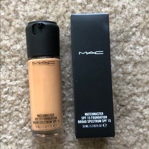 MAC Matchmaster foundation in shade 2.0